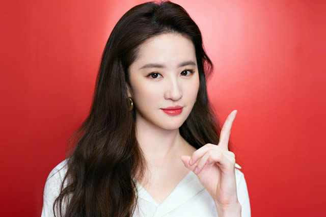 北京卫视的王芳:我嫁给了一个15岁的医学教授,直到我当众吐血,我才知道我的肺已经腐烂了