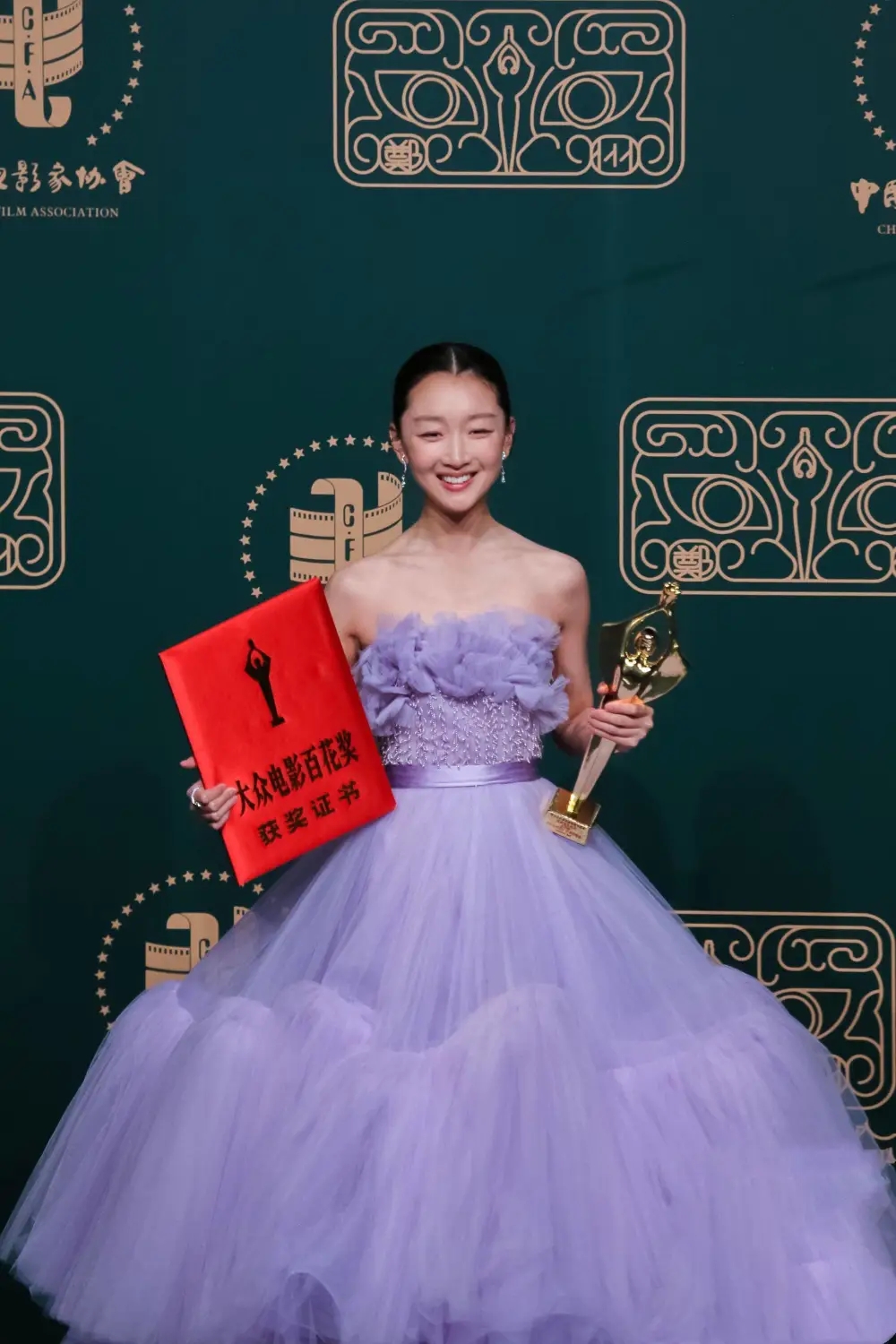 一个50岁的单身汉捡到了一个弃婴。24年后,女孩身价千万,却卖掉公司带父亲去旅行