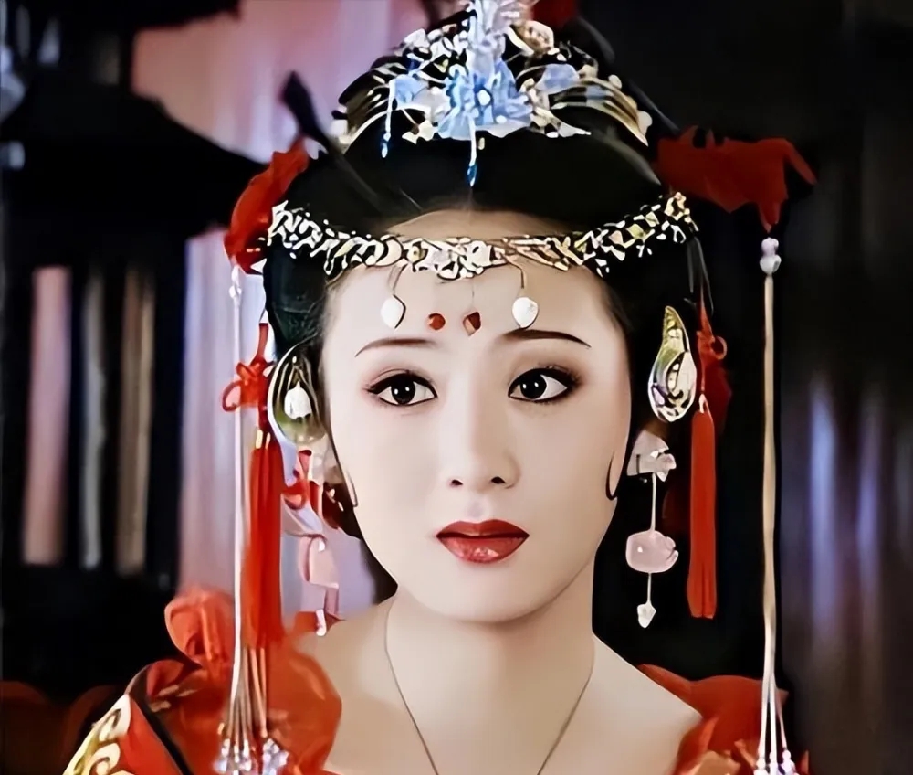 77岁歌手雪儿和37岁鲜肉前男友复合?手牵手亮相很甜蜜,雪儿真的很嫩