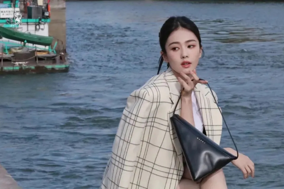 当匈牙利总理抵达北京时,年轻的女士们都穿着红色的连衣裙,都像女演员一样美丽