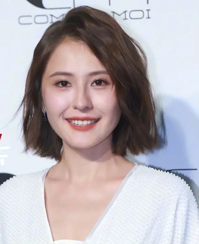 一个女人喝醉后站在桌子上跳舞,老公却低头看手机不理她